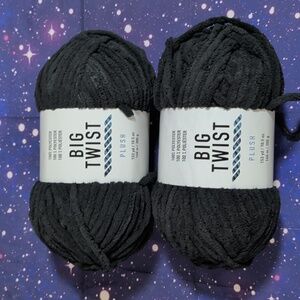 2 New Skeins Big Twist Plush Yarn BLACK Discontinued RARE Smoke Free